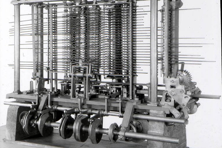 نخستین کامپیوتر در چه سالی و توسط چه کسی اختراع شد؟